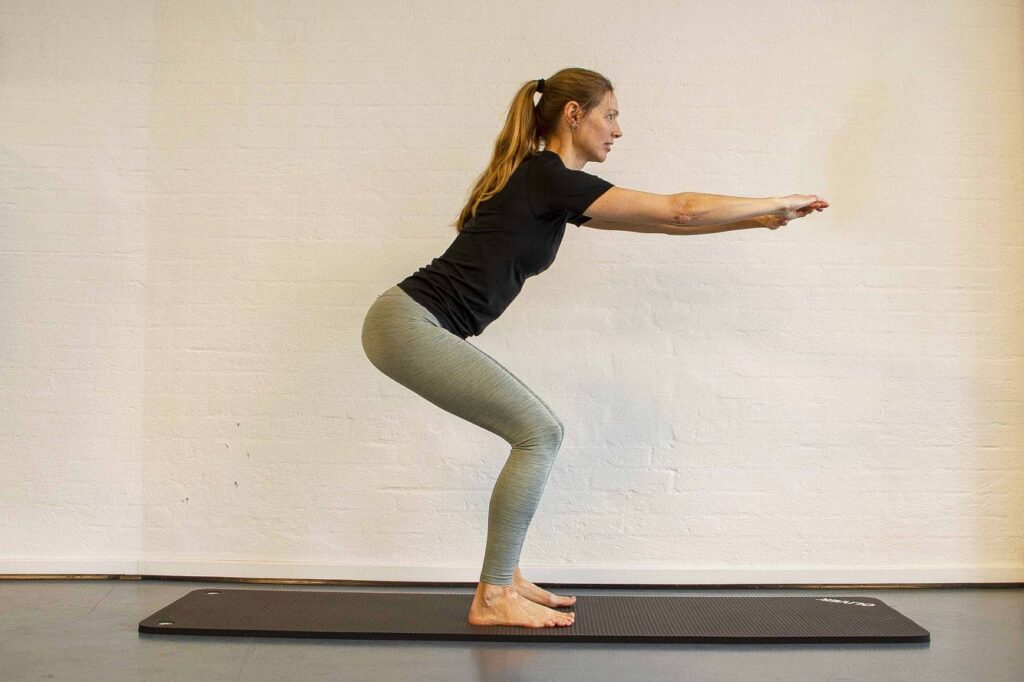 Effektivt squat, med korrekt stilling i ankel, underben, knæ, hofte og lænd