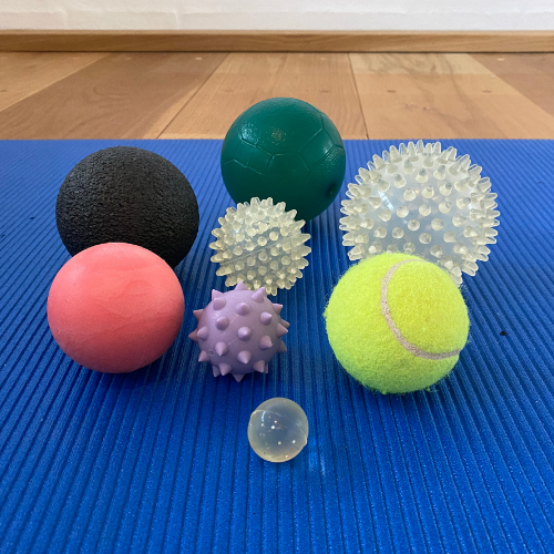 Forskellige bolde til massage af ømme fødder