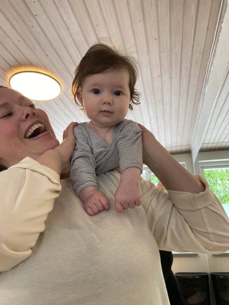 BabyTummel time hvor baby er oppe og flyve på mors skulder