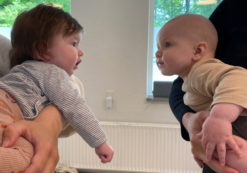 Hos klinik for MorKroppe hilser babyerne på hinanden i starten af tumletimen